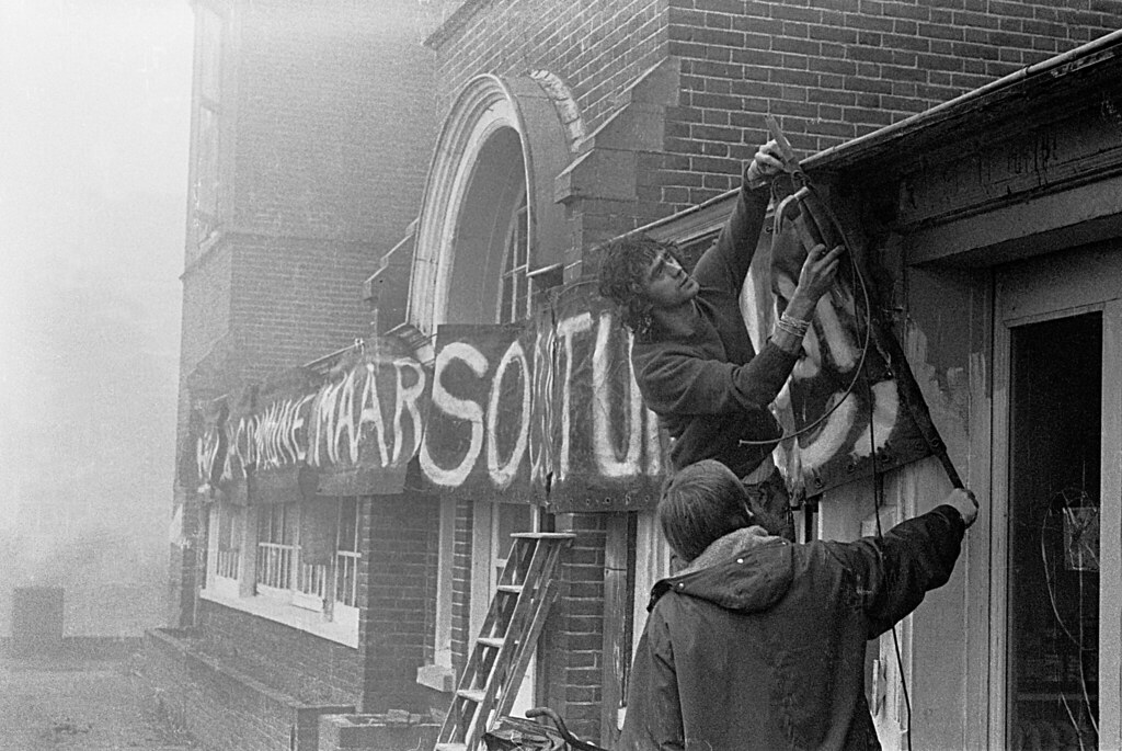 Hein hangt spandoek op - Foto: Marcus van Hoorn